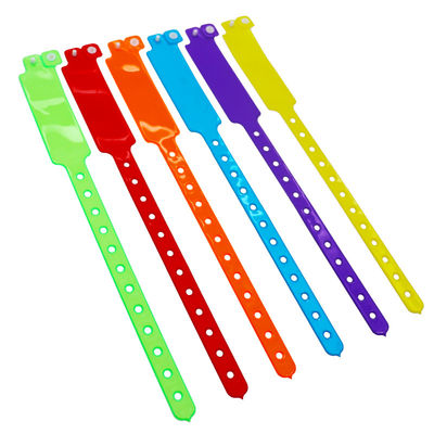 2000 pezzi di braccialetti in PVC in cartone