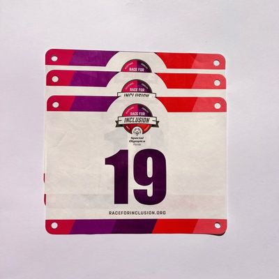 Etichette di numero di gara personalizzate in forma rettangolare e colore PANTONE