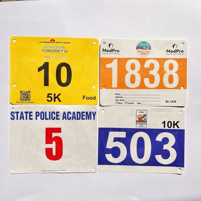 Numeri di corsa personalizzati Spessore 0,5 mm Numeri di bib di corsa Tyvek per competizioni di maratona Triathlon a forma rettangolare