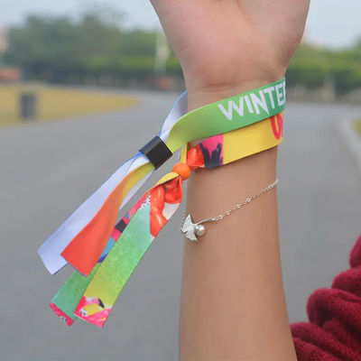 Diversi colori Pieghe di tessuto Pieghe personalizzate Colori per il logo Pieghe di materiale poliestere