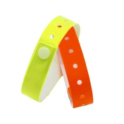 Produttore Braccialetti personalizzabili a colori solidi di plastica di vinile con codice a barre