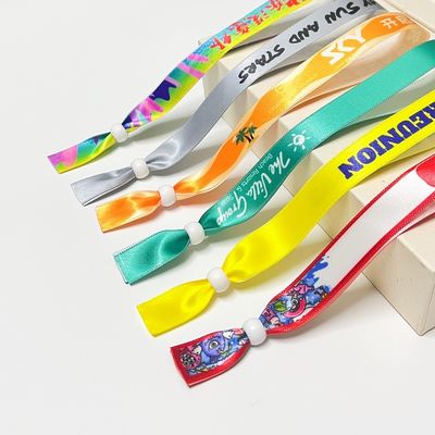 Al dettaglio braccialetti in tessuto su misura con logo, modello di codice a barre, braccialetto morbido in poliestere