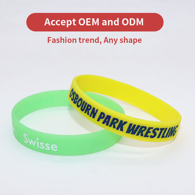Logo personalizzato Braccialetti in silicone stampati Multi stile luce notturna Braccialetti in silicone luminosi per promozione e pubblicità