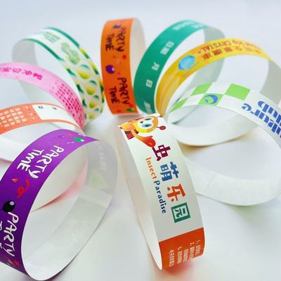 Braccialetti regolabili per eventi Tyvek a basso costo Scansione degli eventi del codice a barre Varietà di colori Braccialetto per eventi cartacei