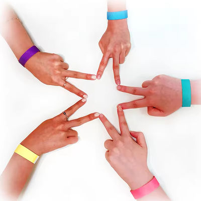 Braccialetti per eventi Tyvek personalizzati Numero di codice a barre Impermeabile Identificazione dell'evento Parte di ammissione Braccialetto di carta