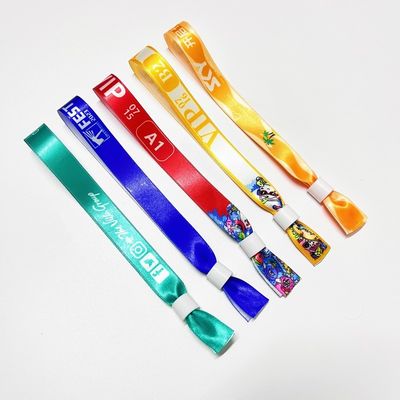 Personalizzazione Logo Poliestere Tessuto di stoffa Braccialetti Concerto Eventi promozionali Regalo Lunghezza regolabile