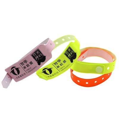 Pieghevole Disposable Custom Wristband Neon Fluorescent Color Plastic Vinyl PVC Impermeabile Event Party Pieghevole Con Tab
