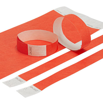 Braccialetti per eventi Tyvek personalizzati Logo a colori solidi stampato impermeabile per la festa in piscina Identificazione di ingresso Fasce di carta