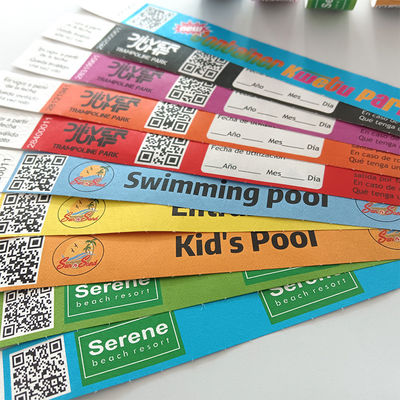 Fabrica Logo personalizzato Numerazione sequenziale Tyvek Braccialetti Piscine impermeabile a colori Stampa tyvek Braccialetto Braccialetto