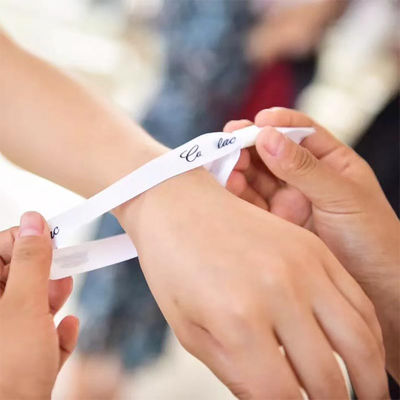 Pieghe di stoffa tessuta usa e getta Braccialetti Braccialetto Logo personalizzato Regolabile OEM Accettato da un lato o da due lati stampato