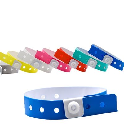 Polsetta in PVC a forma di L impermeabile e usa e getta per la promozione presso l'Hotel Water Park Resort