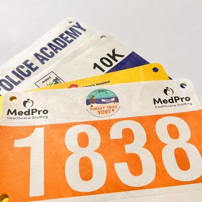 Metodo di stampa su schermo personalizzato per la corsa a maratona con numero di bib digitale realizzato con materiale Tyvek