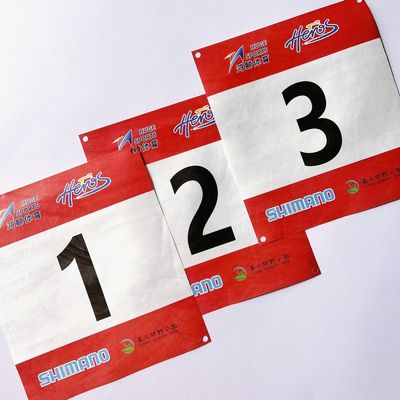 Logo a colori personalizzato Acque resistenti Tyvek Bib Numeri di allenamento Bib Numeri di gara Bib Numeri per la maratona Free Pins