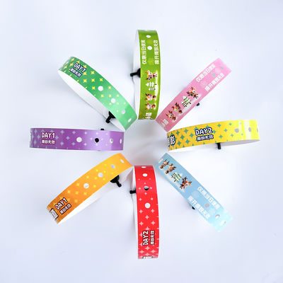 Fatti notare con i braccialetti in PVC perfetti per eventi e festival