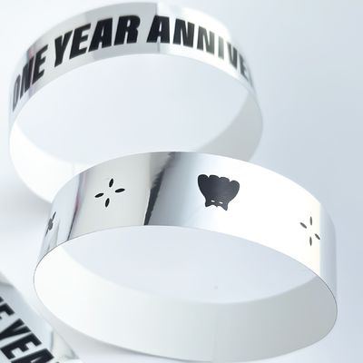 Braccialetto unisex in plastica con logo a colori, servizio personalizzato, glitter olografico per eventi