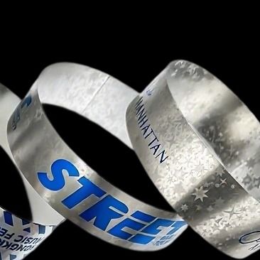 Aggiungi un tocco di brillantezza al tuo evento con i braccialetti glitterati personalizzabili e resistenti